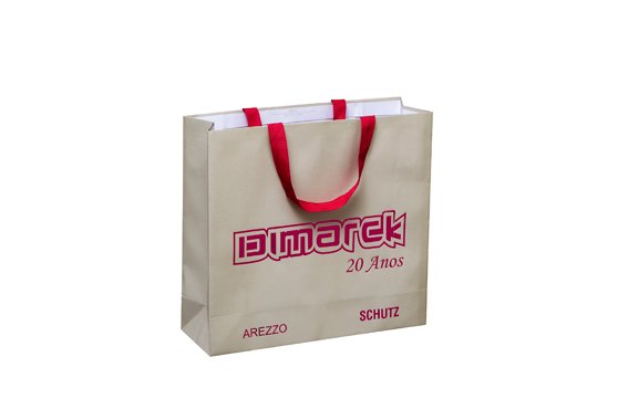 Cliente satisfeito saindo de loja com sacola personalizada da Gazoni Embalagens, demonstrando como as sacolas personalizadas melhoram a experiência de compra e promovem a marca da loja