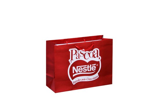 Sacolas de papel como ferramenta de marketing ambulante, mostrando o poder das embalagens personalizadas