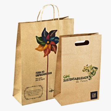 Sacolas de papel personalizadas de alta qualidade, representando o custo-benefício para o negócio e o investimento em marketing