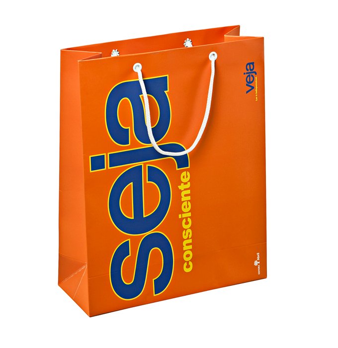 Exemplos de sacolas de papel offset com plastificação personalizadas para diferentes marcas de bebidas e aplicações, produzidas pela Gazoni Embalagens