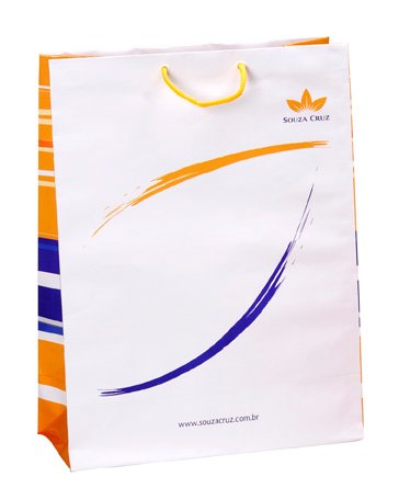 Processo de produção de sacolas offset com alça de nylon na Gazoni Embalagens mostrando a combinação de papel de alta qualidade com alças de nylon resistentes