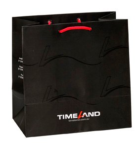 Loja de sucesso com clientes satisfeitos carregando sacolas personalizadas da Gazoni Embalagens, demonstrando o impacto positivo das sacolas na experiência de compra e no marketing da loja