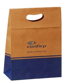 Comparação visual mostrando a diferença entre sacolas comuns e sacolas com logomarca personalizada da Gazoni Embalagens, destacando o impacto positivo no branding e visibilidade da marca