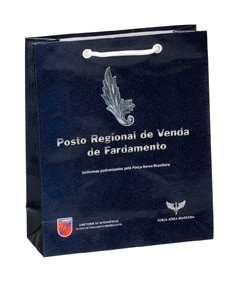 Comparativo mostrando as vantagens das sacolas offset com alça de nylon: resistência superior, elegância visual, conforto ergonômico e durabilidade excepcional